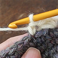 こま編み1､くさり1､こま編み1[1] こま編みを1目編みます。