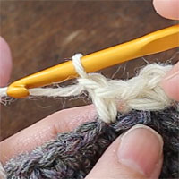 こま編み1､くさり1､こま編み1[3] くさりが編めました。