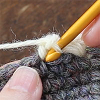 こま編み1､くさり1､こま編み1[4] [1]のこま編みと同じところに針を入れます。