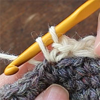 こま編み1､くさり1､こま編み1[5] 糸をかけて引き出したところです。