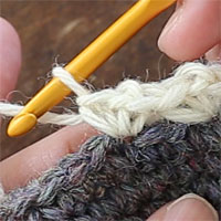 こま編み1､くさり1､こま編み1[6] こま編みがもう1目編めました。1模様完成です。