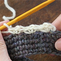 こま編み1､くさり1､こま編み1[7] 3模様編むとこのようになります。