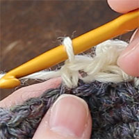 こま編み1､くさり2､こま編み1[1] こま編みを1目編みます。