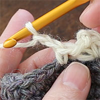 こま編み1､くさり2､こま編み1[2] つづけてくさり2目を編みます。