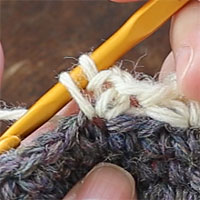 こま編み1､くさり2､こま編み1[4] 糸を引き出しました。また糸をかけて引き出し、こま編みを完成させます。