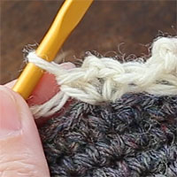 こま編み1､くさり2､こま編み1[5] 2目めのこま編みが編めて、1模様完成しました。