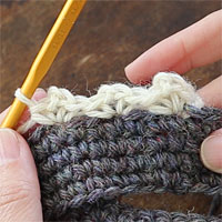 こま編み1､くさり2､こま編み1[6] 3模様編むとこのようになります。