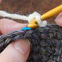 すじ編み[1] 前段の目の、向こう側1本（青印）をすくいます。