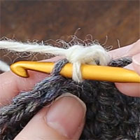 すじ編み[2] 針を入れるとこのようになります。