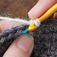 手前側1本だけすくって編むすじ編み[1] 前段の目の、手前側1本（青印）だけをすくって編みます。