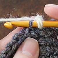 手前側1本だけすくって編むすじ編み[2] 針を入れるとこのようになります。