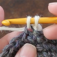 手前側1本だけすくって編むすじ編み[4] 糸を引き出しました。