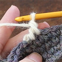 バックこま編み[10] 糸を引き出し、2目めが編めました。