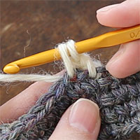 ねじりこま編み[2] 引き出しました。このとき、ややゆったりめに糸を引き出しておきます。