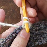 ねじりこま編み[3] 反時計回りに、針を一回転させます。半分回したところです。