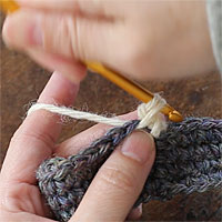 ねじりこま編み[4] もう少しで1回転というところです。