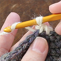 ねじりこま編み[6] 糸をかけて引き出します。