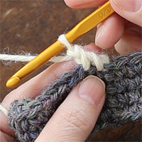 ねじりこま編み[7] 糸を引き出し、ねじりこま編みが1目編めました。