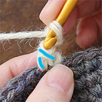 ピコット編み[4] 拾うのは青く示したこちらの2本です。