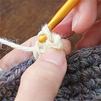 ピコット編み[6] 針に糸をかけて引き抜き編みをします。