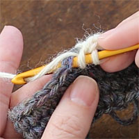 中長編み[3] また糸をかけて引き出します。