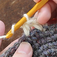 中長編み2目編み入れる[3] 同じところに針を入れ、中長編みをもう1目編みます。