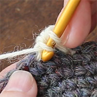 中長編み2目編み入れる[4] ここに針を入れます。