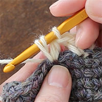 中長編み2目編み入れる[5] 糸を引き出したところです。