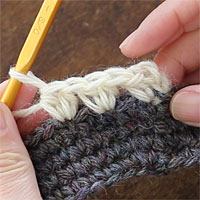 中長編み2目編み入れる[8] 3模様編むとこのようになります。