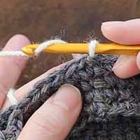 くさり編み[1] 針に糸をかけます。