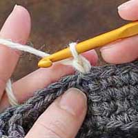 くさり編み[2] ループから引き出します。