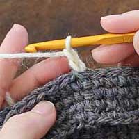 くさり編み[4] ループから引き出します。