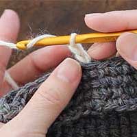 くさり編み[5] もう一度、針に糸をかけます。