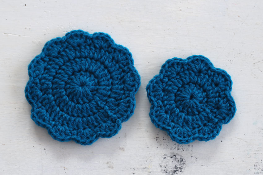 アクリル毛糸で編んだかぎ針編みのコースター