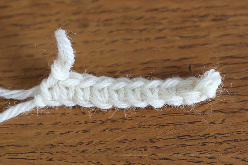 くさりの向こう側1本と裏山を拾って編んだ編み地の様子