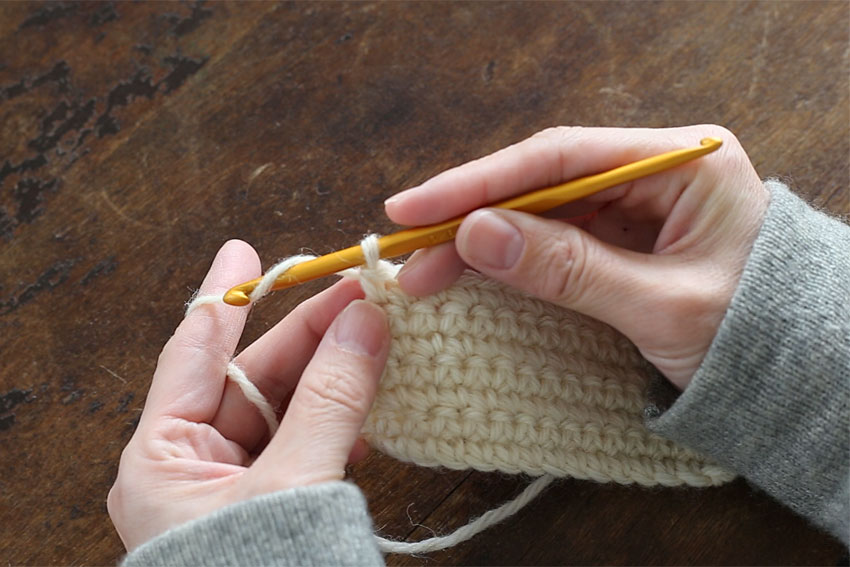 [1] 最後の目を編み終えたら、針に糸をかけて、ループに糸をくぐらせます。