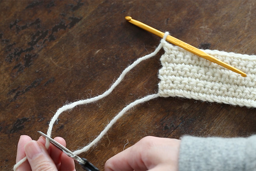 [2] 15cmくらい糸端を残して糸を切ります。