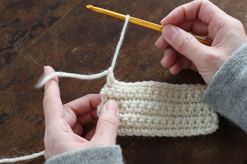 [3] ループの中を糸端がくぐりぬけるように、そのまま糸を引き抜きます。