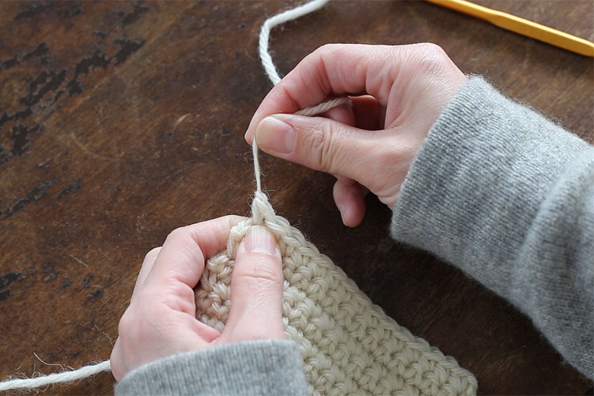 [4] 糸の根元を引き締めます。