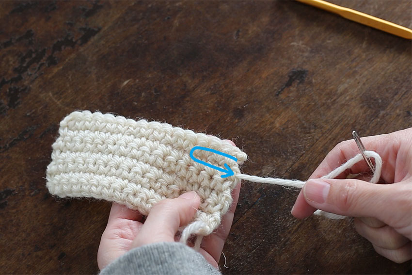 [4] 糸が矢印のように編み地の中をくぐります。