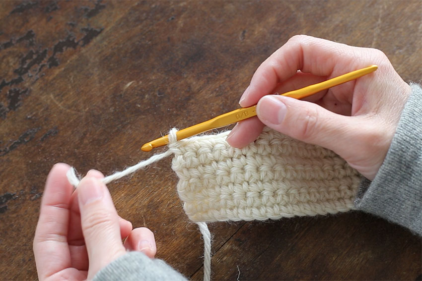 [1] 糸端を15cmくらい残して糸を切ります。