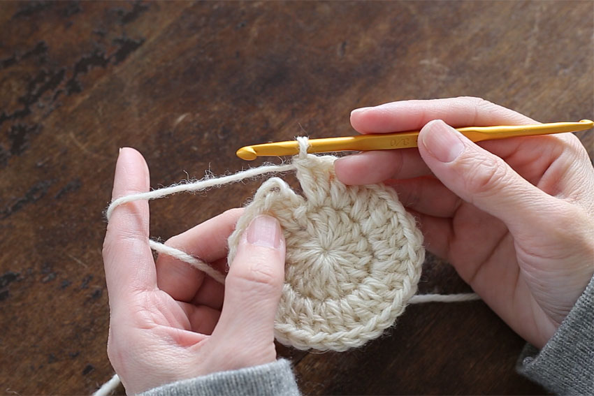 [1] わ編みの最後の目を編み終えたら、ここで手を止めます。