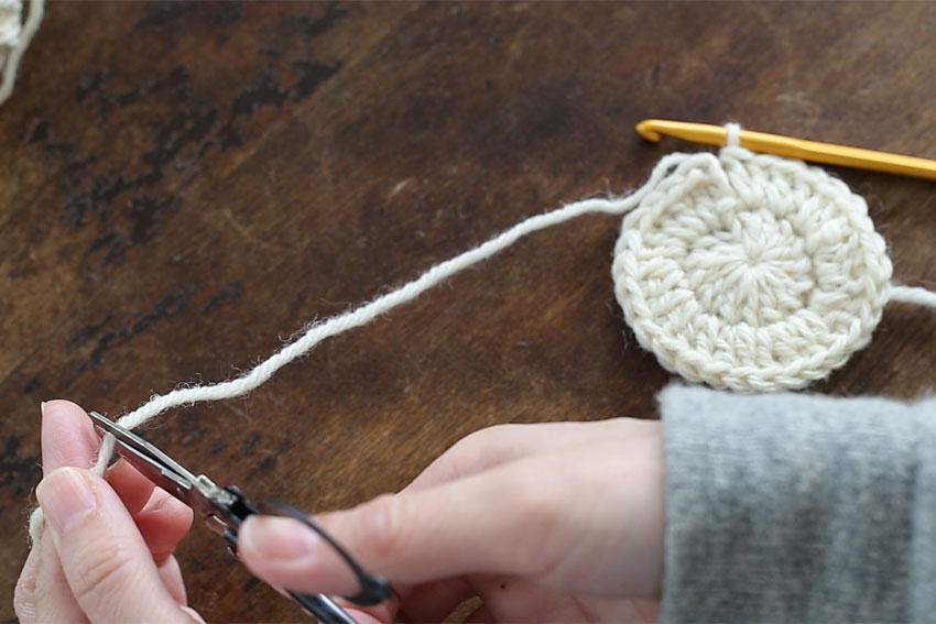 [2] 15cmくらい糸端を残して糸を切ります。