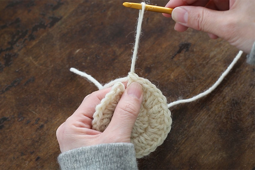 [3] かぎ針にかかっているループを引っ張り上げて、そのまま糸端を引き抜きます。