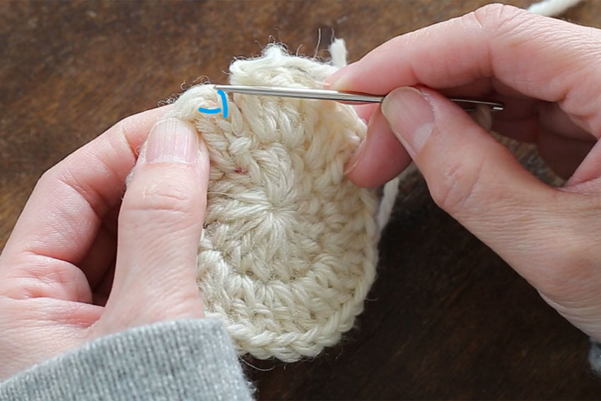 [4] 糸端にとじ針を通し、立ち上がりのくさりに針を入れて2本の糸をすくいます。