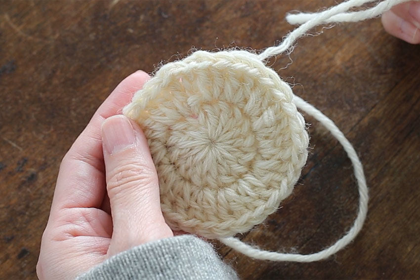 [8] 編み地がつながり輪になりました。