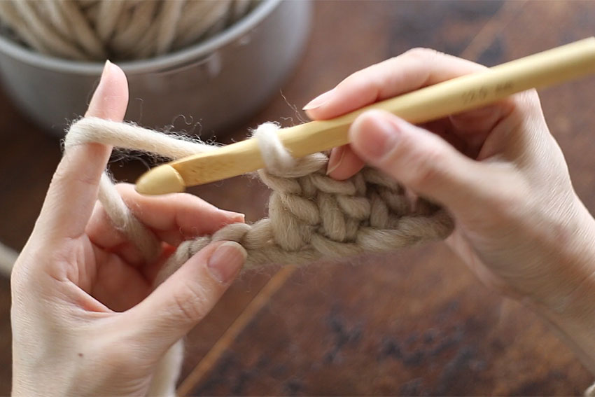 糸の持ち方[3] 編んでいる途中は、糸の先が編み地につながっているので、このようになります。