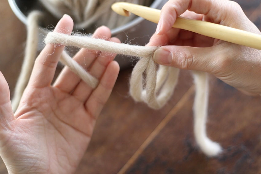 わ編みの糸の持ち方[2] 巻いた糸を、いったん右手でつかんで外します。左手に糸をかけます。