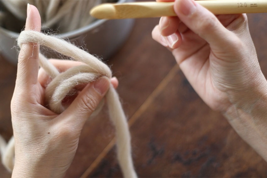 わ編みの糸の持ち方[3] 左手の中指と親指で糸を持ちます。