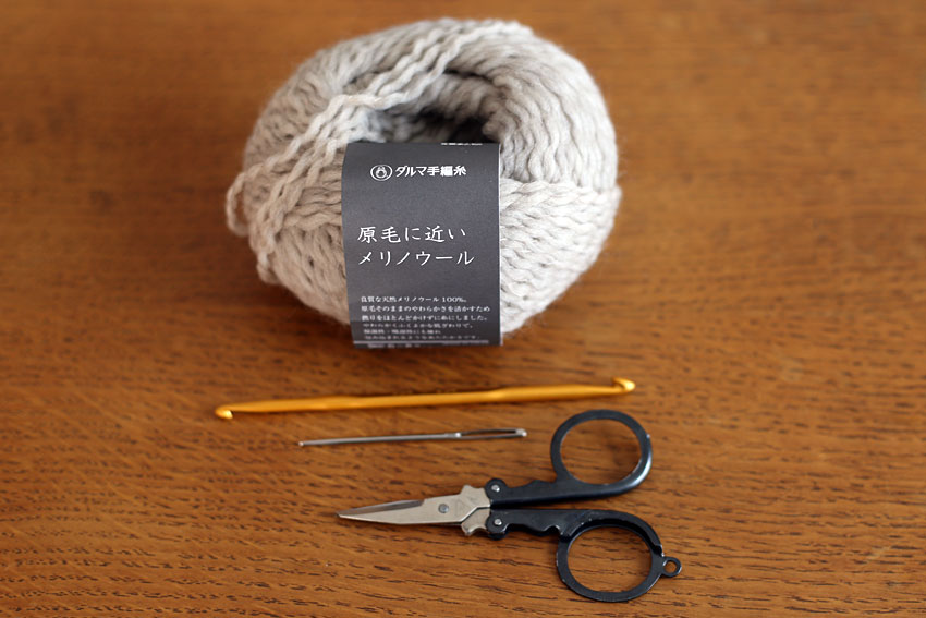 コースターを編むための材料と道具